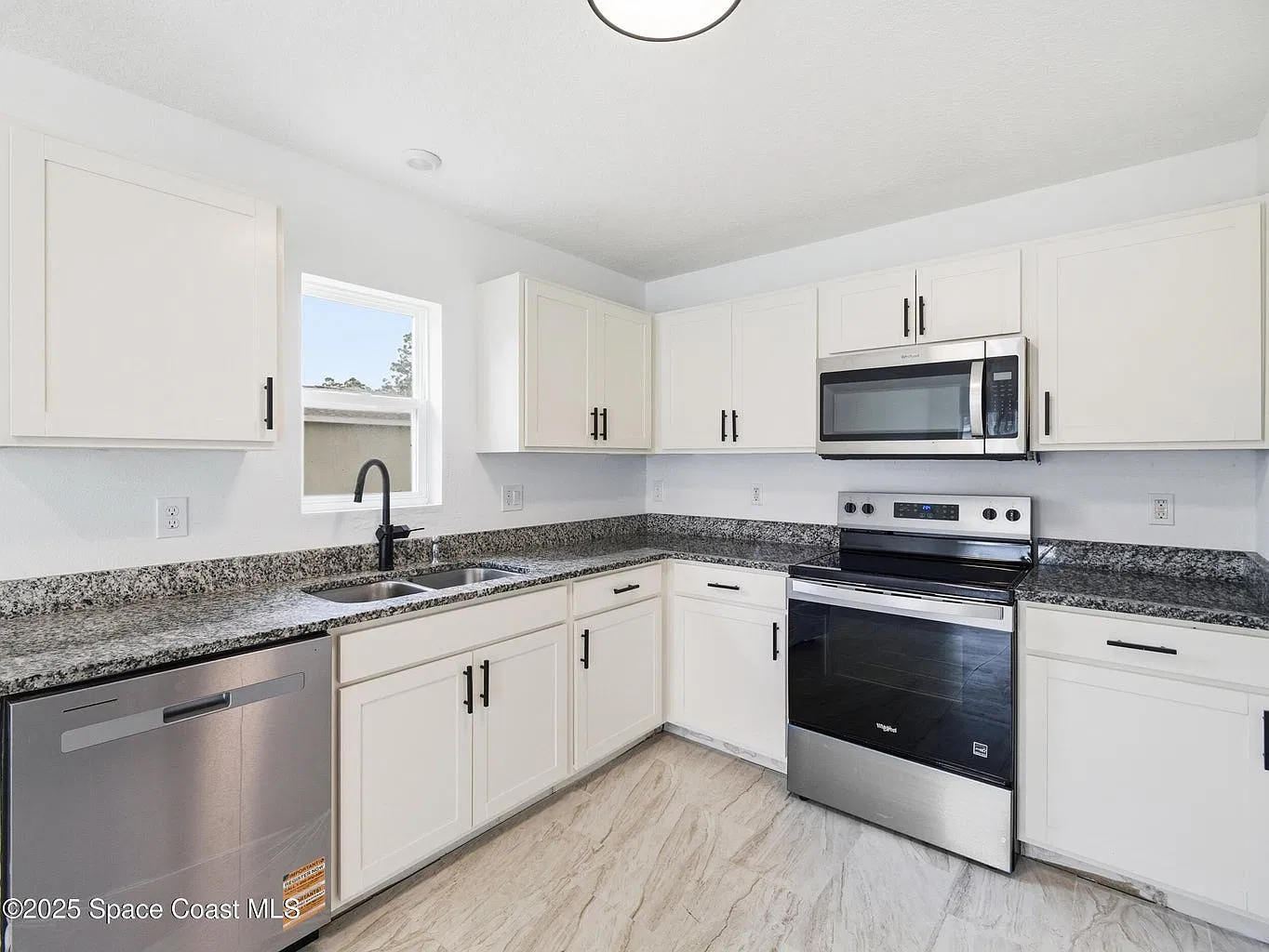 3 bed, 2000 sqft, $2,300 — Photo 3