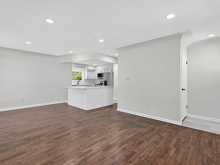761 Elmwood Dr — Photo 2