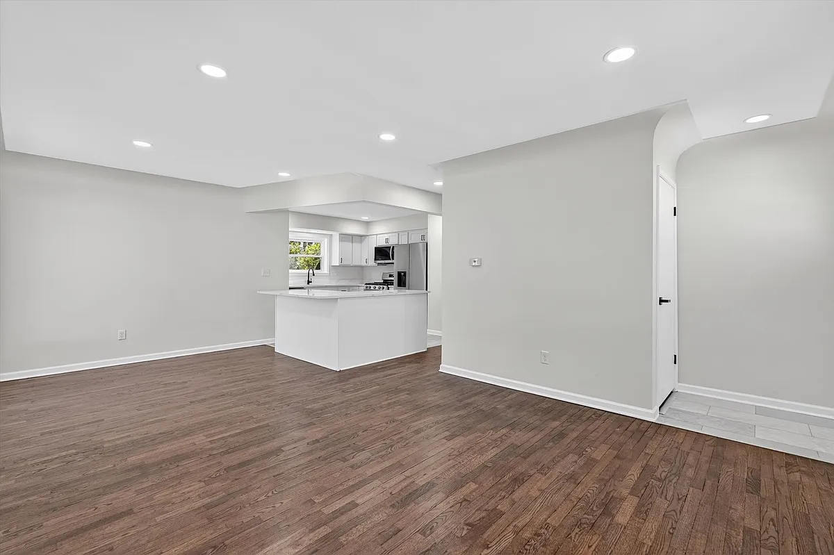Building Photo - 761 Elmwood Dr