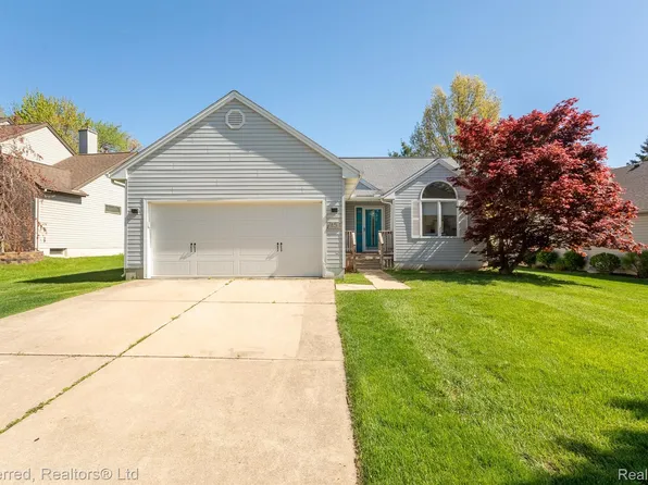 454 Woodland Dr, Saline, MI 48176