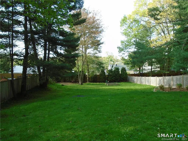 19 Hickory Dr — Photo 20
