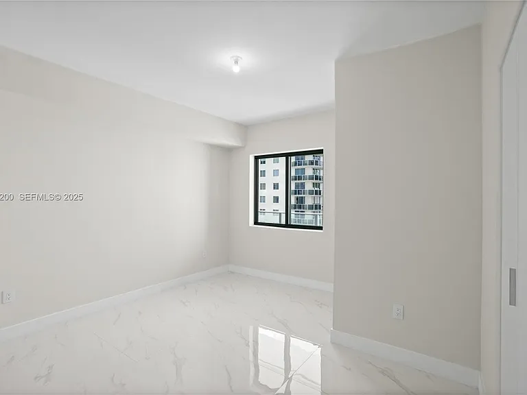 700 NE 24th St #602 — Photo 10
