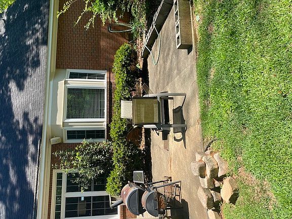 4th image of 218 W Doublegate Dr