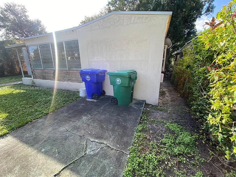 170 NW 49th St — Photo 17