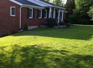 690 Country Estates Dr, Paint Lick, KY 40461