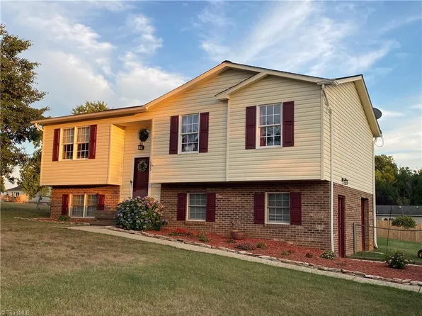 1233 Kentland Dr, King, NC 27021