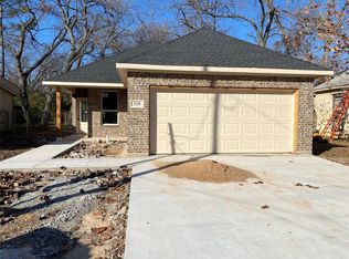 210 W Brown St, Cleburne, TX 76033