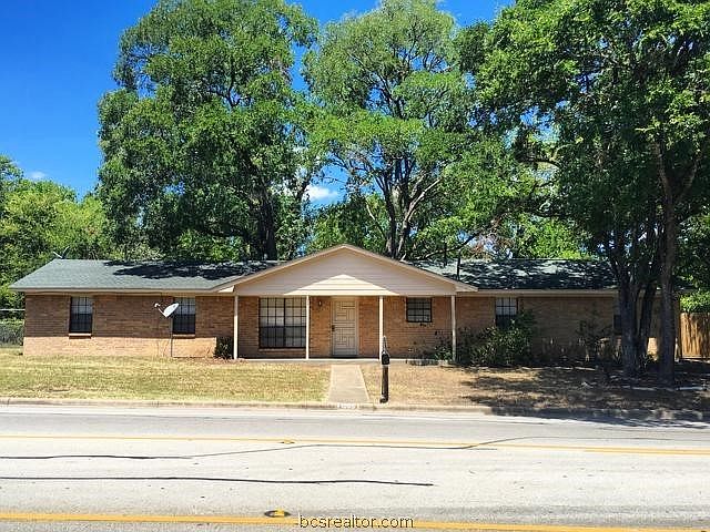 1st image of 1005 Holleman Dr