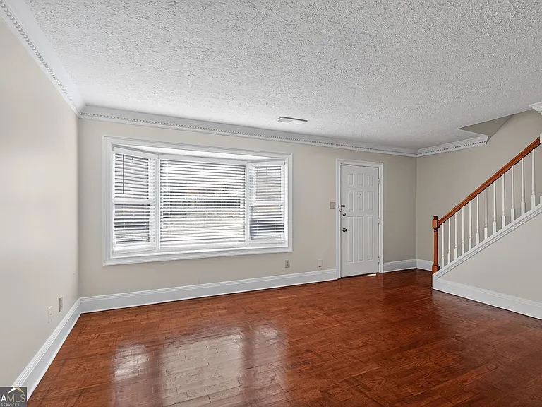898 Chippendale Ln — Photo 3