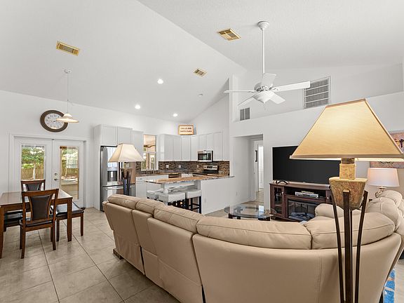 4th image of 772 NW Avens Street