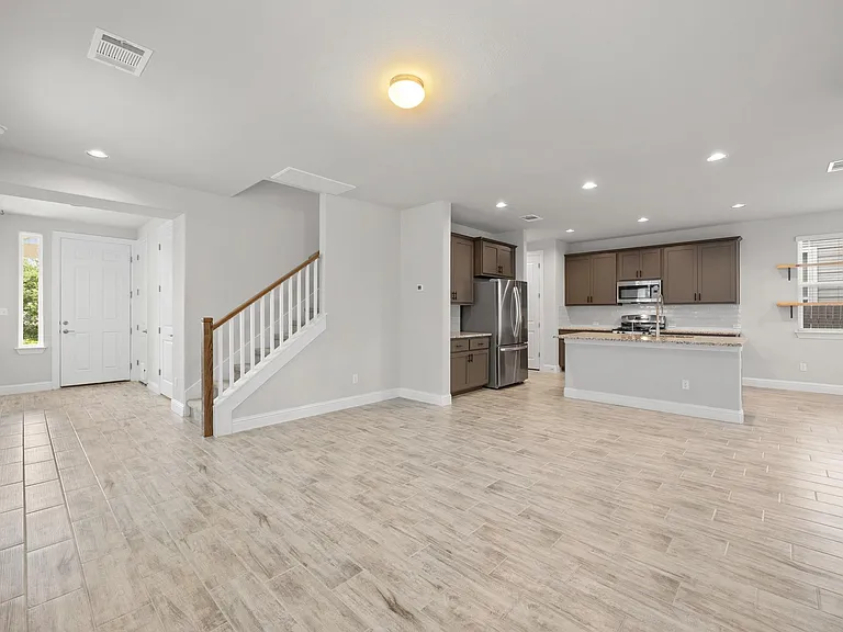 173 Riverhill Dr — Photo 4