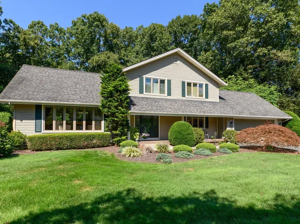 945 Knollwood Circle, Cheshire, CT 06410