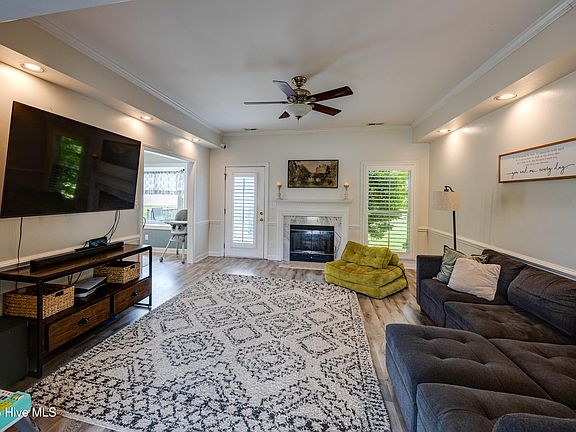 4th image of 634 Bayberry Lane