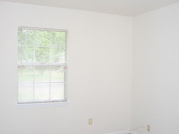 5th image of 7 Oxford Dr