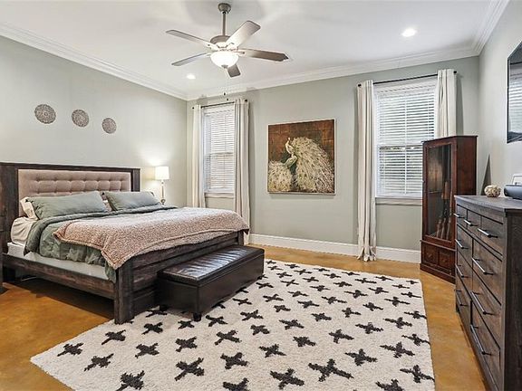 5th image of 211 Fairfax Pl
