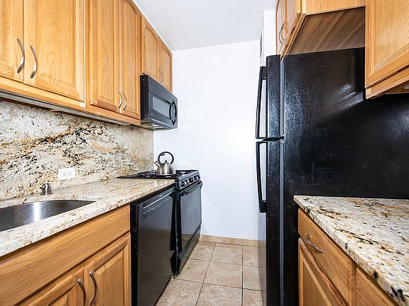4th image of 61 W 62nd St APT 14N