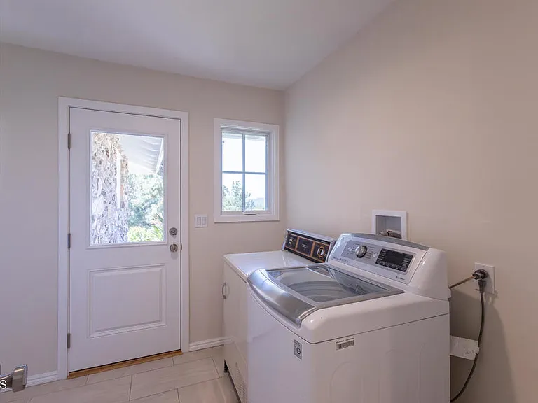 555 Paulette Pl — Photo 12