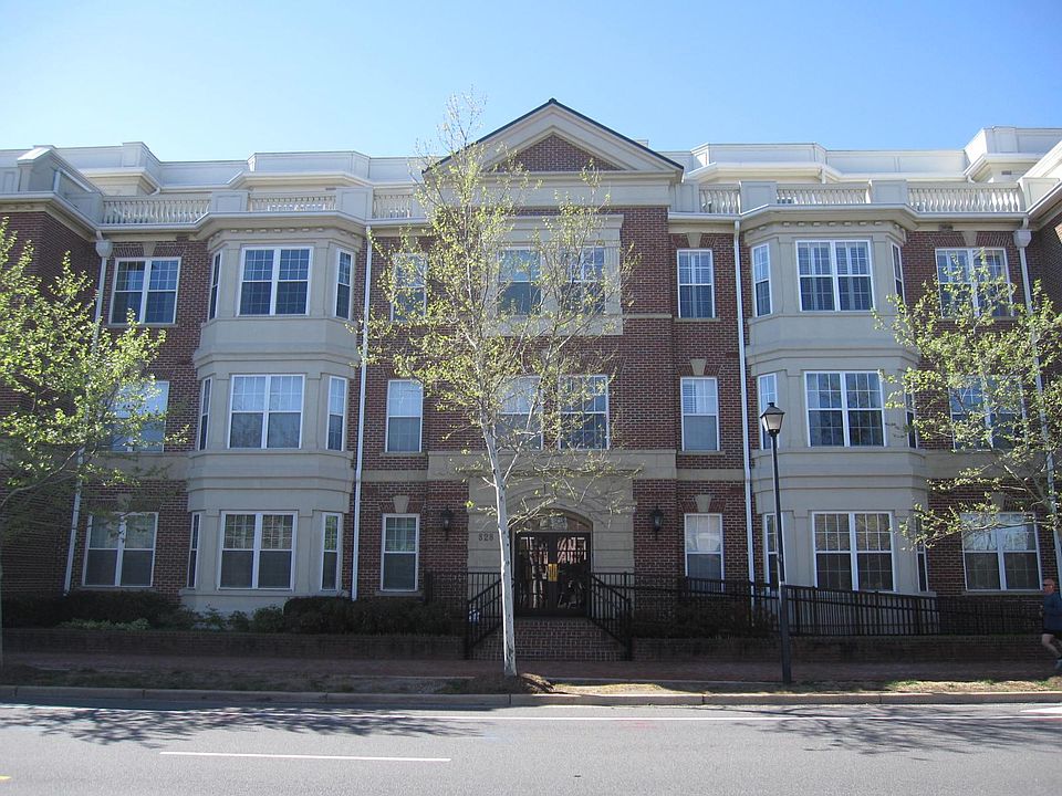 1st image of 828 Slaters Ln APT 208