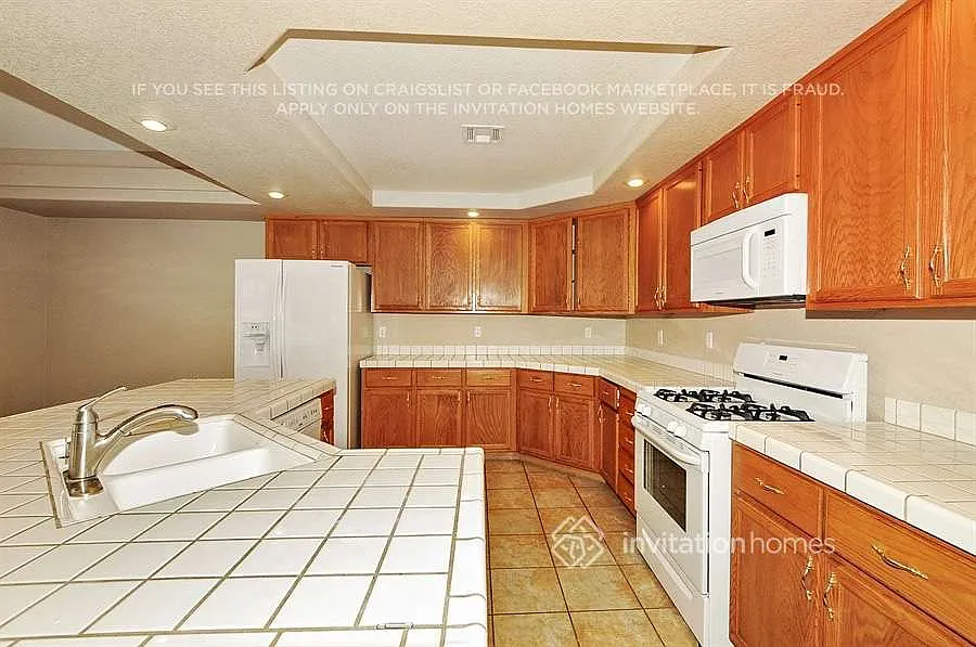 8722 Hawk Canyon St Henderson, NV 89074 — Photo 3