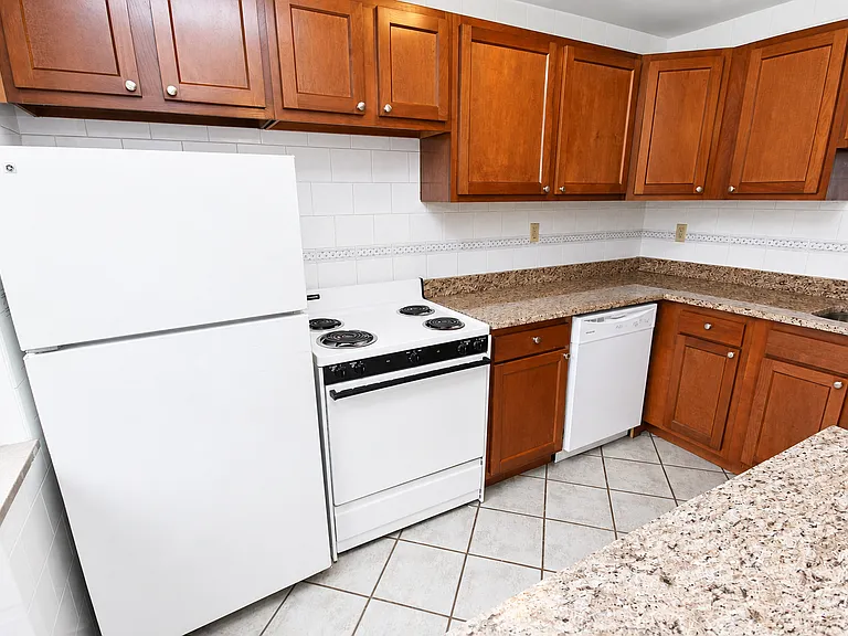 Hardwood 1-Bed With Bay Window
