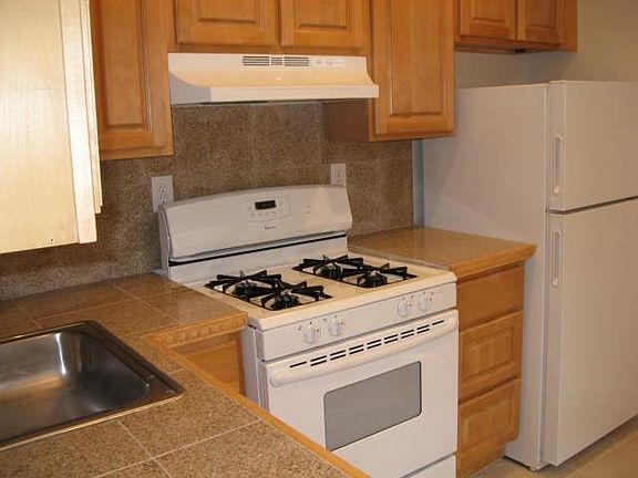 2nd image of 1528 Catharine St #1R