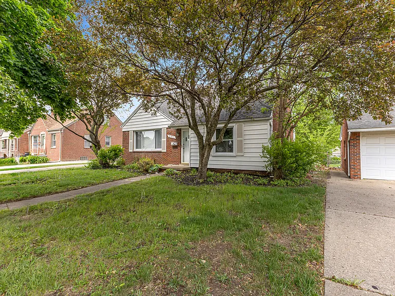 21311 Outer Dr — Photo 2