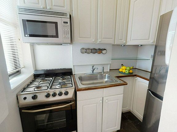 4th image of 112 W 72nd St APT 12A
