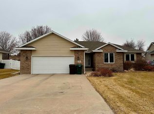 208 E 54th Street Pl, Kearney, NE 68847