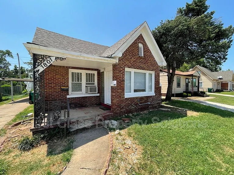 1801 N Jordan Ave — Photo 1