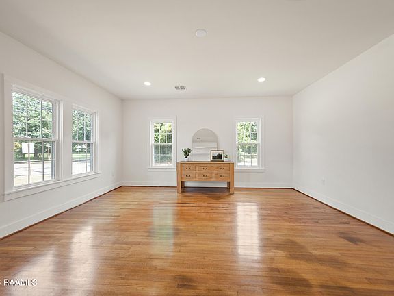 5th image of 110 S Walnut St