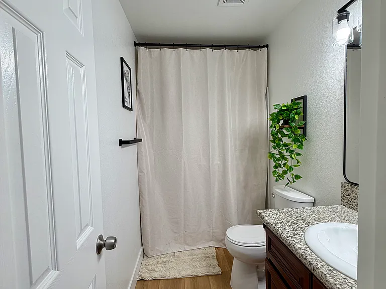 Bright and clean secondary bathroom with modern finishes