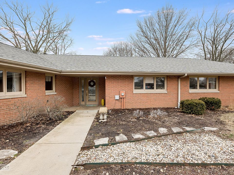 Sprawling brick ranch!
