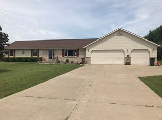 596 Penrose Rd, Dixon, IL 61021