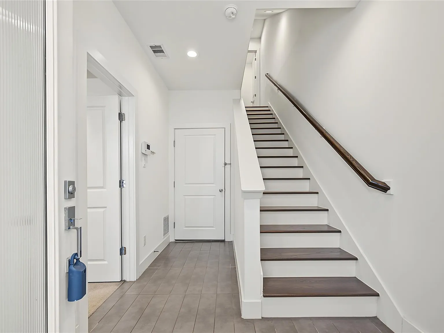 3 bed, 3.5 bath, 1897 sqft, $2,800 — Photo 3