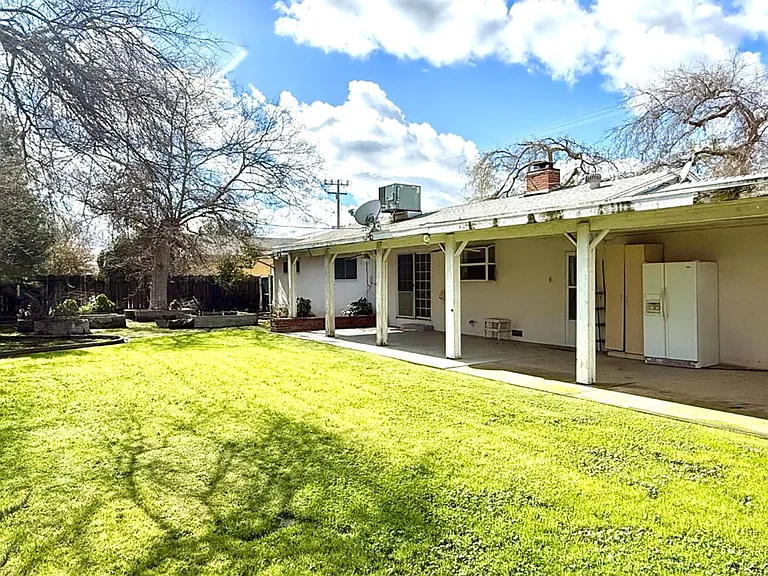 2335 N Douty St — Photo 16