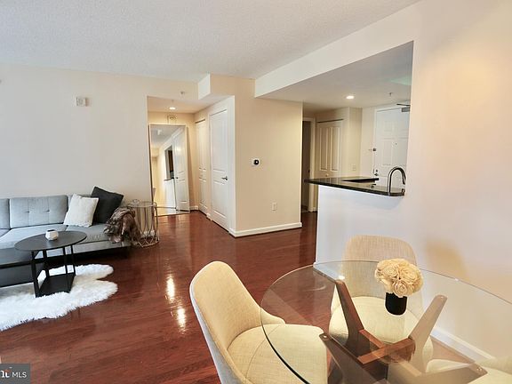 5th image of 880 N Pollard St APT 621