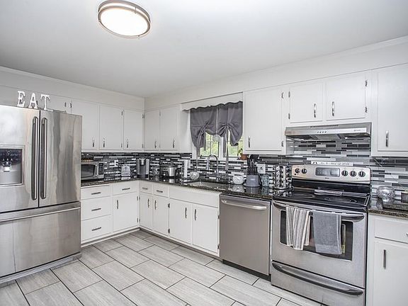 2nd image of 415 Auburn St