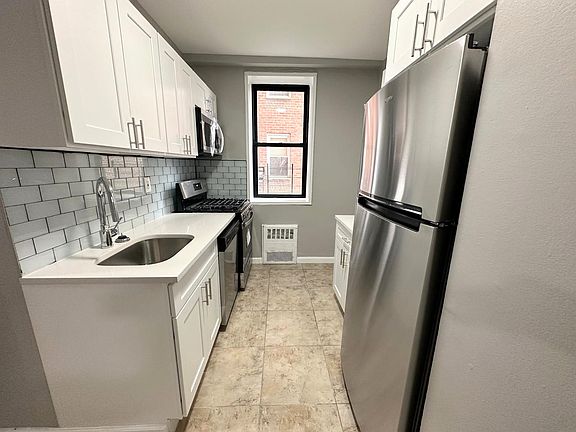 3rd image of 152 Sherman Ave APT 52