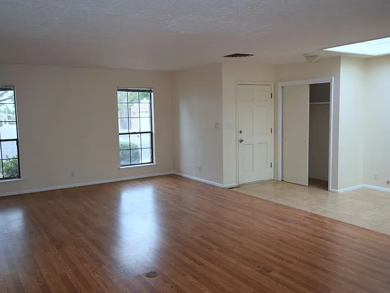 6008 Quemado Dr NE — Photo 2