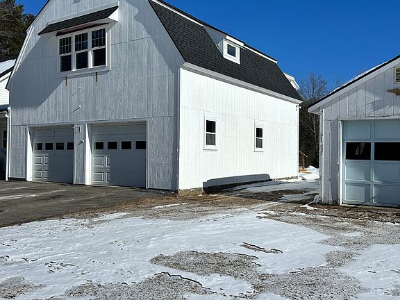 Garage to the right is rentable for an additional $200/mos.