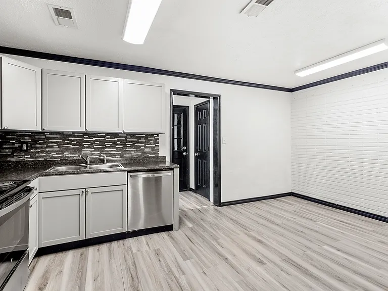 2802 Spring Valley Dr — Photo 3