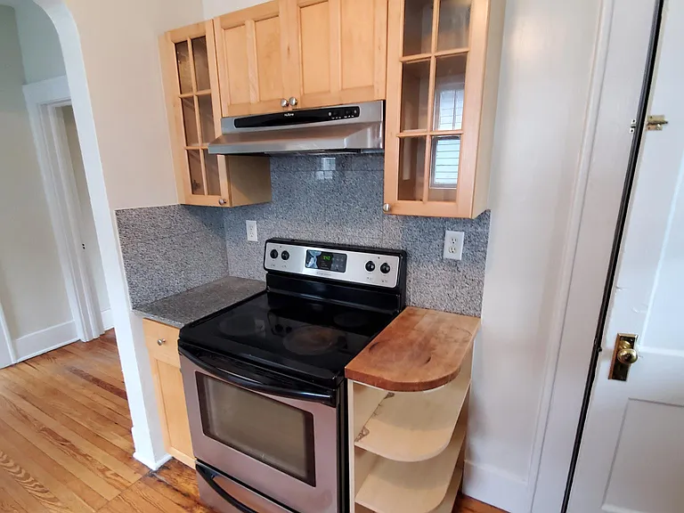 807 E 39th St — Photo 28
