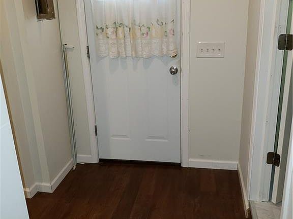 4th image of 9534 Cayuga Dr