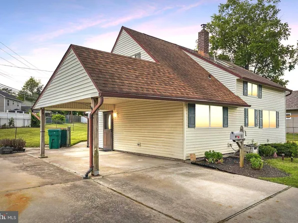 9 Rustleaf Ln, Levittown, PA 19055