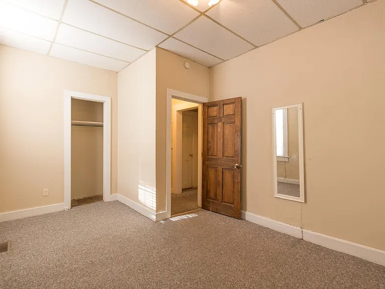 628 University - 7-bed/3-bath - Brand new flooring! — Photo 22