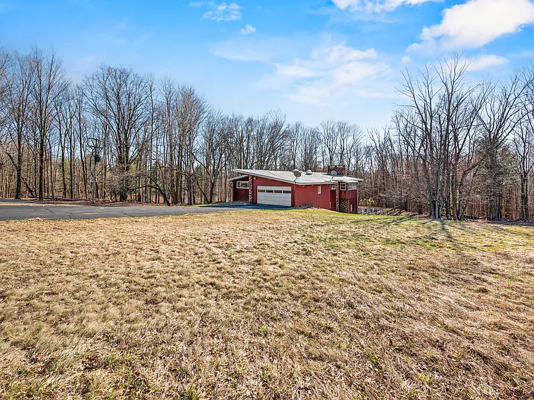 100 Leonard Rd — Photo 4