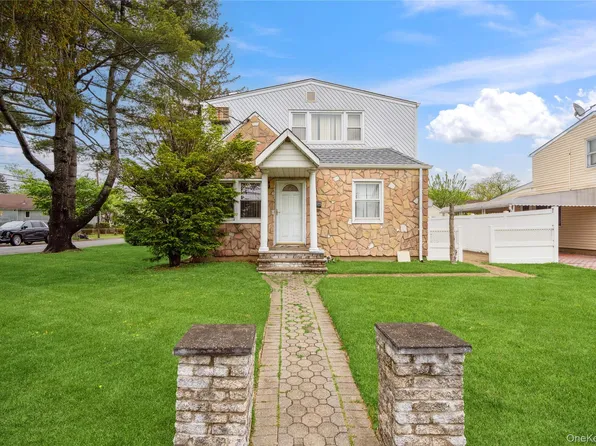 62 Bretton Road, New Hyde Park, NY 11040