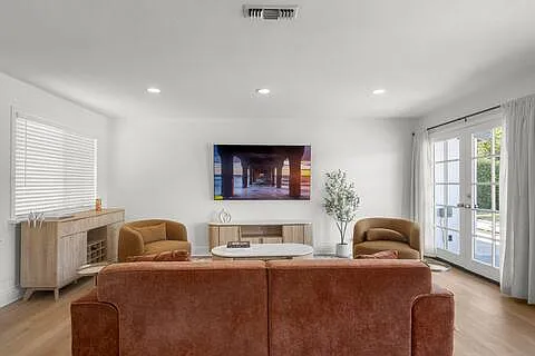 22309 Leadwell St — Photo 34