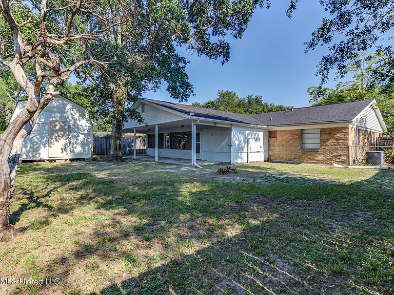 2323 Middlecoff Dr — Photo 36