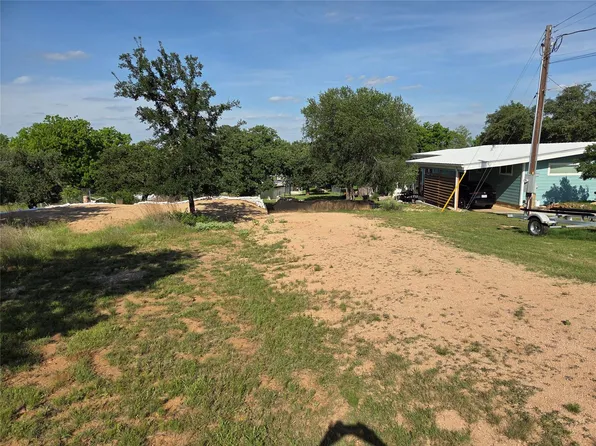 203 W Lakeshore Dr, Llano, TX 78643